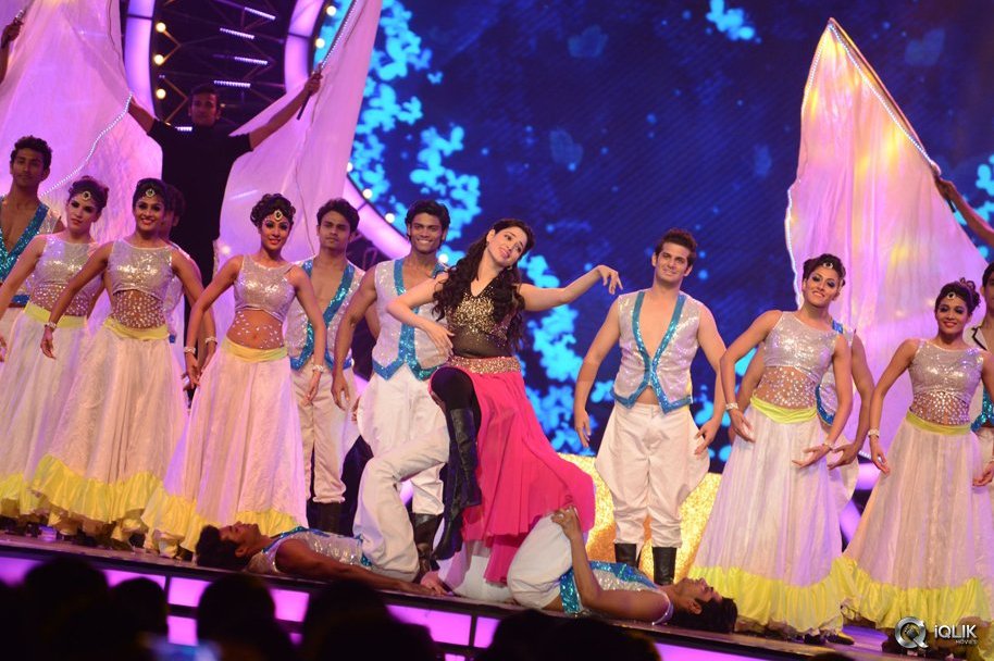 Tamannaah-Dance-Performance-at-IIFA-Utsavam-2016